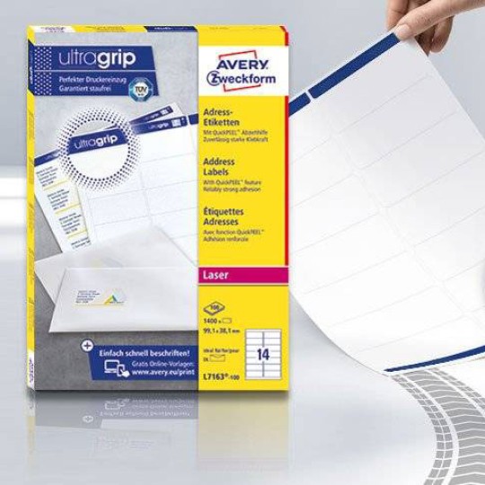 Bildet viser en pakke med adresseetiketter med ultragrip, et ark som holdes opp, og teksten "ultragrip – Presis utskrift uten papirstopp".