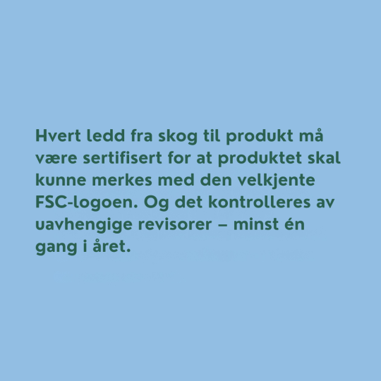Forteller at hvert ledd fra skog til produkt må være sertifisert for å kunne merkes med FSC-logoen.
