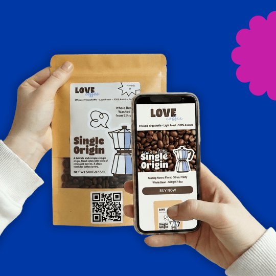 Bilde av en kaffepose med en QR-kode som skannes