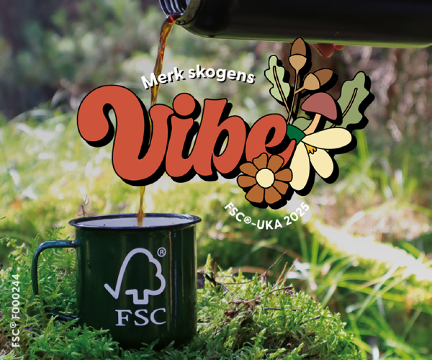 Ute i skogen med FSC-ukens krus, der det helles kaffe i