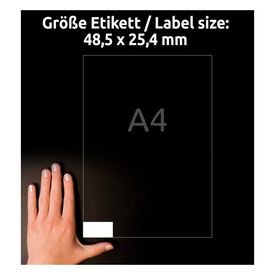 Størrelsessammenligning med hånd, Artikkel: 3657, ett ark universelle etiketter, format: 48,5 x 25,4 mm, farge: hvit.