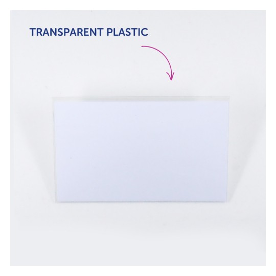 Bildet viser et stykke gjennomsiktig plast med en etikett som sier 'TRANSPARENT PLAST' over det, noe som indikerer materialet.