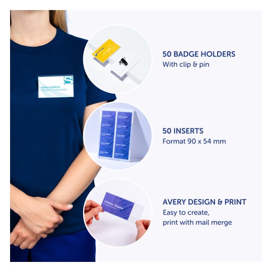 Bildet viser en person som har på seg en blå skjorte med en navneskilt-holder som viser et eksempel på et skilt. Det er også bilder av skilt-holdere, innlegg og informasjon om trykking og designalternativer.
