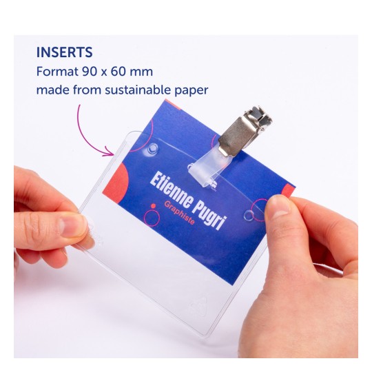 En person holder en navneskilt-holder med en innsats som viser et navn og yrke. Designet indikerer at det er laget av bærekraftig papir og inkluderer noen instruksjoner.