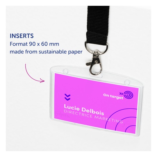 Bildet viser en navnelapp eller et kortholder med en rosa innsats. Skiltet har navnet 'Lucie Delbois' og tittelen 'DIRECTRICE MARKETING'. Det har en klips og er beskrevet som laget av bærekraftig papir. Størrelsen er oppgitt til 90 x 60 mm.