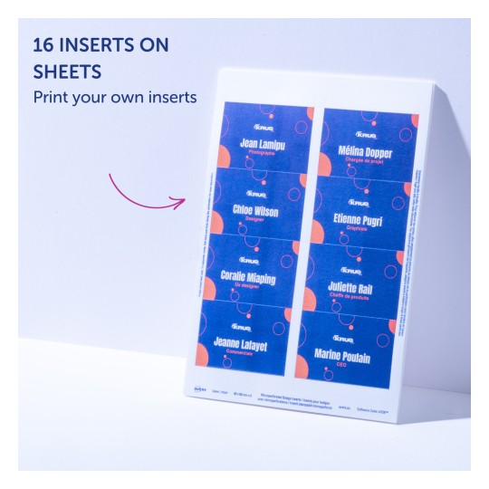 Bildet viser et ark med 16 trykte innsatser for navneskilt med ulike navn og titler, noe som antyder tilpasningsmuligheter.