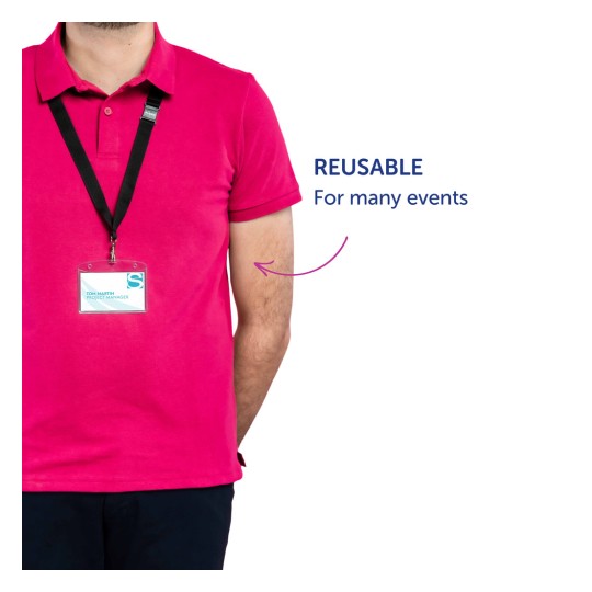 En person iført en rosa poloskjorte med et navneskilt hengende fra en snor. Skiltet viser navnet 'Tom Martin' og tittelen 'Prosjektleder'. Tekst ved siden av personen sier 'GJENBRUKBAR' og 'For mange arrangementer'.