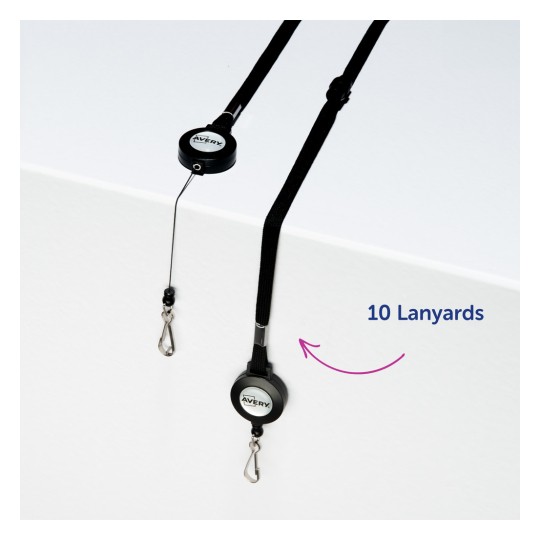 Bildet viser en uttrekkbar kortholder med en lanyard og en etikett som indikerer '10 lanyards'. Den uttrekkbare holderen har en svart farge med en sølvfarget logo og klips.