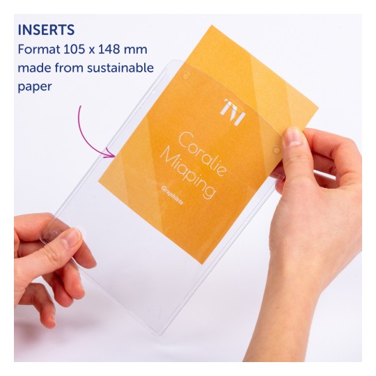 Bildet viser et klart plastomslag som holder et innstikkort med tittelen 'Coralie Miaping', laget av bærekraftig papir. Kortet har et geometrisk design og blir holdt av en persons hånd, noe som indikerer at det er et innstikk for noe, muligens en mappe eller en organizer.