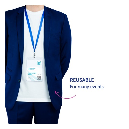 Bildet viser en person med en blå dress og en hvit t-skjorte under. En navnelapp henger rundt halsen deres, som viser navnet "Tom Martin", sammen med detaljer om arrangementet. Lappen fremhever at den kan gjenbrukes for flere arrangementer.
