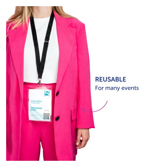 Bildet viser en person iført en knallrosa dress med et navneskilt festet til en nøkkelrem. Skiltet angir personens navn, rolle og detaljer om arrangementet, og inkluderer en merknad om at det kan brukes om igjen til mange arrangementer.