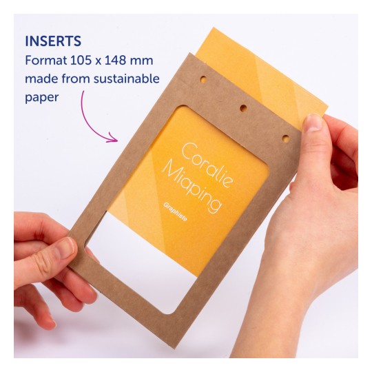 Bildet viser en person som holder en brun papirramme med en gul innsats som viser navnet 'Coralie Miaping'. Rammen har hull og er merket 'Inserts' med informasjon om størrelsen og bærekraftig materiale.