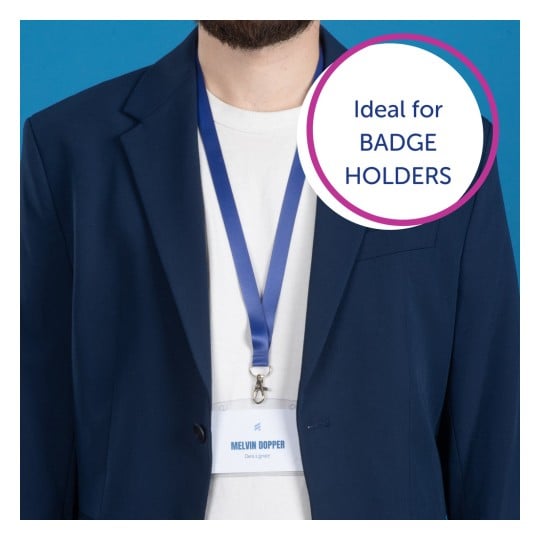 Bildet viser en person som har på seg en marineblå blazer over en hvit t-skjorte og holder en legitimasjon på et blått nøkkelbånd som angir deres navn og tittel. En grafikk vises som understreker produktets nytte for kortholdere.