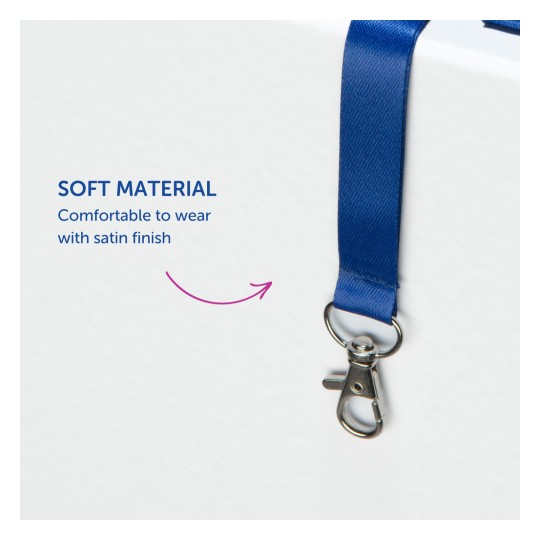 Bildet viser en blå nøkkelbånd laget av mykt materiale med satengfinish og en metallklips, ledsaget av tekst som fremhever komforten.