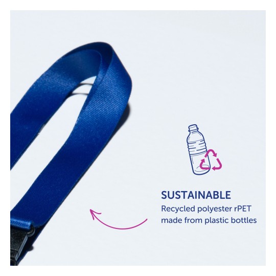 Et bilde som viser en blå stropp med en tekst som indikerer at den er bærekraftig, laget av resirkulert polyester rPET fra plastflasker.