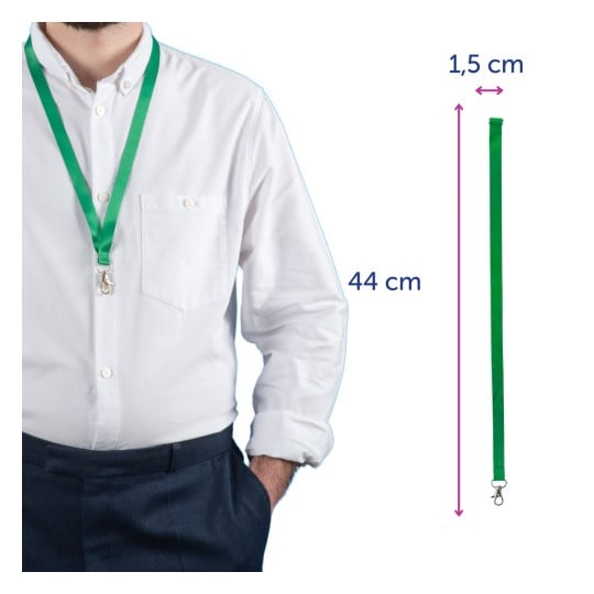 Bildet viser en person som har en grønn nøkkelbånd rundt halsen. Nøkkelbåndet har en klips og måler 44 cm i lengde og 1,5 cm i bredde. Personen er kledd i en hvit skjorte og marineblå bukser.