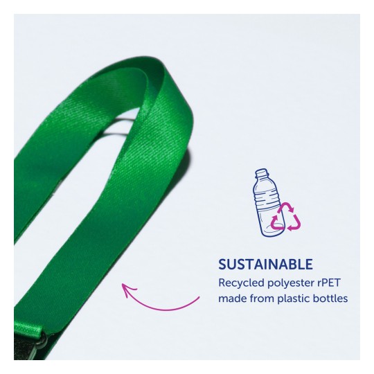 Bildet viser et grønt bånd sammen med en tekst som forklarer at det er laget av resirkulert polyester rPET, hentet fra plastflasker, og fremhever dets bærekraft.