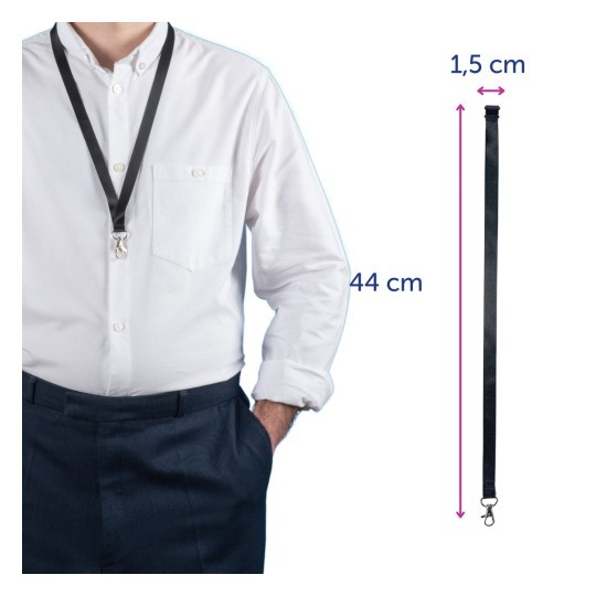 Bildet viser en person som har på seg en hvit skjorte og en svart nøkkelbånd, som har dimensjoner merket som 44 cm i lengde og 1,5 cm i bredde, noe som tyder på at den brukes til å holde ID-kort eller merker.