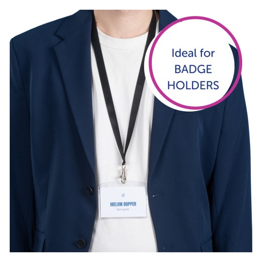 Bildet viser en person som har på seg en mørk blazer over en hvit t-skjorte, og som viser et navneskilt på en lanyard. Skiltet har navnet 'Melvin Dopper' og betegnelsen 'Designer'. Det er også en grafikk som sier 'Ideell for KORTHOLDERE'.