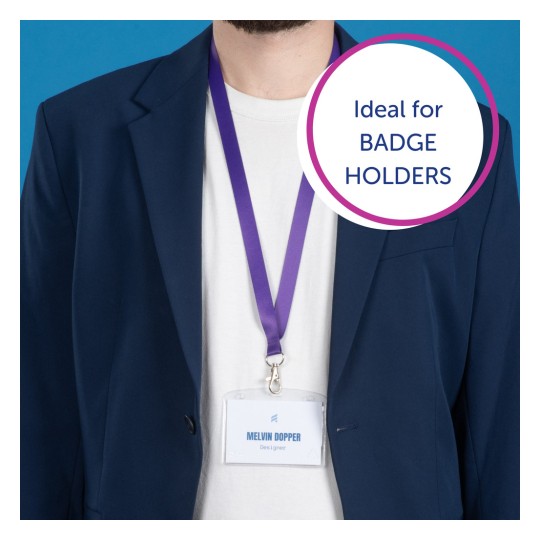 Bildet viser en person som har på seg en marineblå blazer og en hvit t-skjorte. Et kort med navnet "Melvin Dopper" og tittelen "Designer" henger rundt halsen, festet med en lilla nøkkelbånd. Bakgrunnen er blå, og det er en grafikk som lyder "Ideell for KORTHOLDERE."