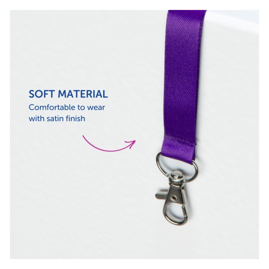 Bildet viser et lilla sateng lanyard med en metallklemme, som fremhever det myke materialet og behagelig bruk.