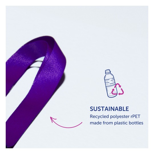 Bildet viser et lilla bånd med en tekstbeskrivelse som fremhever dets bærekraftige materiale, og antyder at det er laget av resirkulert polyester rPET hentet fra plastflasker.