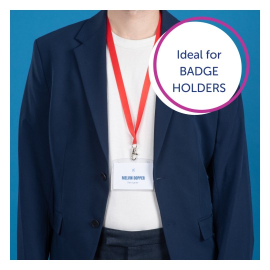 Bildet viser en person som har på seg en marineblå blazer med en hvit skjorte under. De har en rød snor rundt halsen som holder et merke som lyder 'MELVIN DOPPER, Designer.' Bakgrunnen er ensfarget blå. En tekstboble antyder at dette produktet er 'Ideell for KORTHOLDERE.'