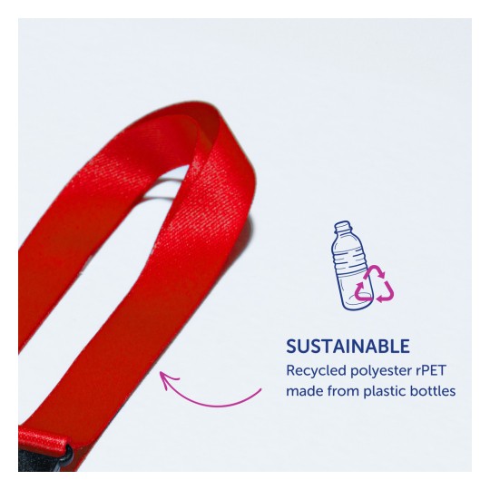 Bildet viser et rødt bånd merket som 'Bærekraftig,' laget av resirkulert polyester, rPET, hentet fra plastflasker. Det legger vekt på miljøvennlighet og resirkulering.