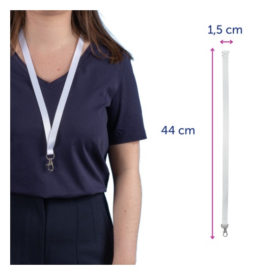 Bildet viser en person som har på seg en mørk skjorte med en hvit nøkkelbånd rundt halsen. Nøkkelbåndet har oppgitte dimensjoner: 44 cm i lengde og 1,5 cm i bredde, samt en klips i enden.
