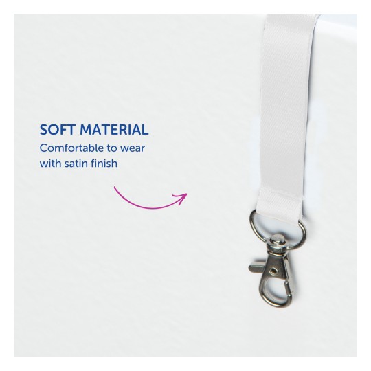 Bildet viser en nærbilde av en hvit satengrem med en metal klemme, og fremhever tekst som beskriver materialet som mykt og behagelig å ha på, med en satengfinish.