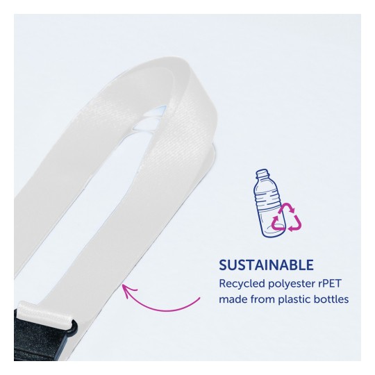Bildet viser en bærekraftig rem laget av resirkulert polyester rPET, utvunnet fra plastflasker. Den inkluderer en hvit rem med et svart spenne, sammen med tekst som fremhever dens miljøvennlige natur.