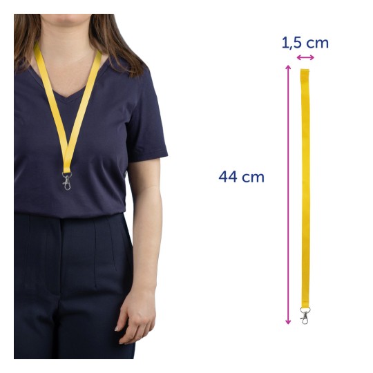 Bildet viser en person som har på seg en marineblå skjorte med et gult nøkkelbånd rundt halsen. Nøkkelbåndet har følgende dimensjoner: 44 cm i lengde og 1,5 cm i bredde.
