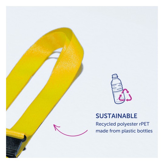 Bildet har en gul stropp med et spenne, merket 'SUSTAINABLE', og forklarer at den er laget av resirkulert polyester rPET hentet fra plastflasker.