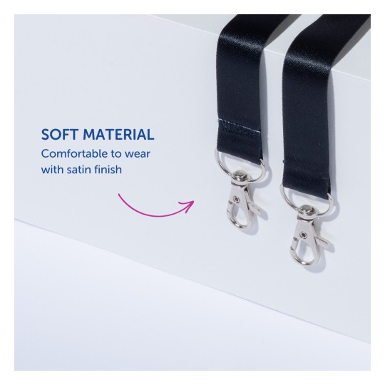 Bildet viser to satengstropper med metallklips, som fremhever deres myke materiale og komfort. En tekstbeskrivelse fremhever deres satengfinish og komfort ved bruk.