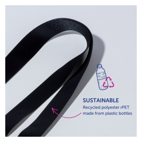 Bildet viser et svart bånd laget av resirkulert polyester, med tekst som fremhever dets bærekraftige natur ved å merke at det er laget av plastflasker.