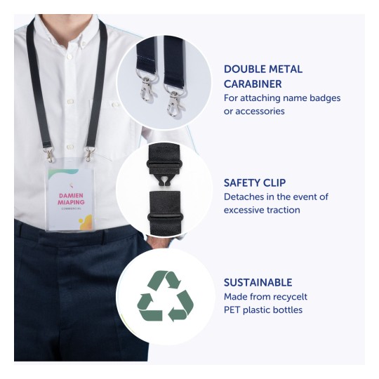 Bildet viser et nøkkelbånd designet for navneskilt, med dobbelt metallkarabinkrok, sikkerhetsklips og en merknad om at det er laget av bærekraftige materialer fra resirkulerte PET-plastflasker.