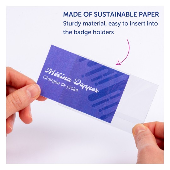 Bildet viser en hånd som holder et visittkort laget av bærekraftig papir. Kortet har et lilla design og navnet "Méline Dopper" sammen med tittelen "Chargée de projet." Teksten nevner kortets robuste materiale og dets brukervennlighet med kortholdere.