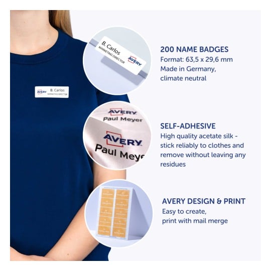 Bildet viser Avery navneskilt, med detaljer om produktet, inkludert antall, dimensjoner, materiale og selvklebende egenskaper, sammen med et eksempel på et skilt båret av en person.