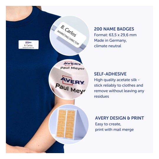 Bildet viser en person som har på seg en blå skjorte, med ulike navneskilt. Høydepunktene inkluderer produktdetaljer som 200 selvklebende navneskilt og hvor enkelt det er å skrive ut og designe dem. Skiltene vises i forskjellige formater og tekster.