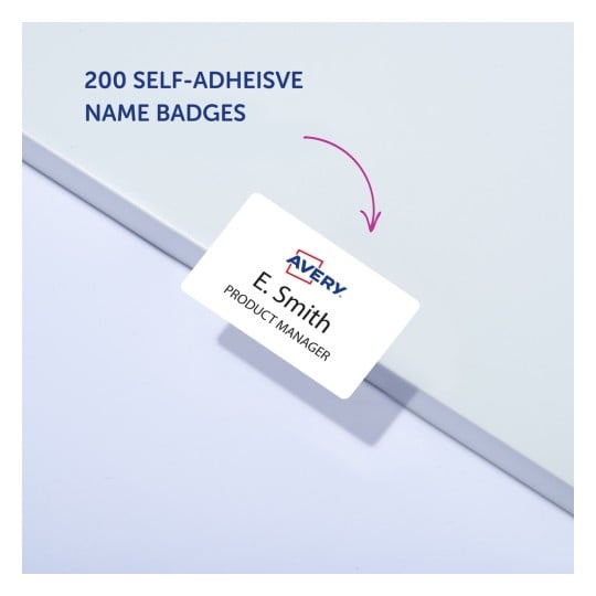 Bildet viser selvklebende navneskilt fra Avery, med en mengde på 200, og viser et eksempelskilt med navnet 'E. Smith' og tittelen 'Product Manager.'