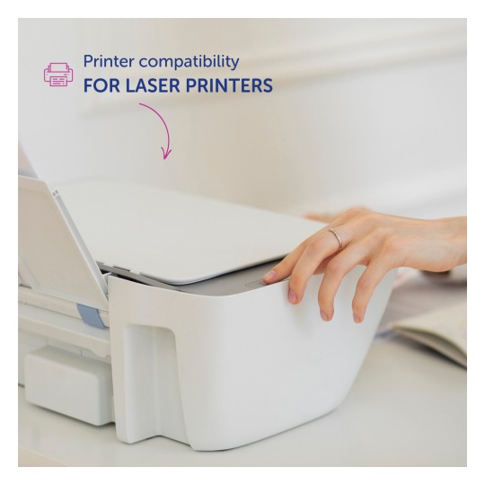 Et bilde av en hånd som interagerer med en printer som er kompatibel med laserprintere, og viser frem dens design og funksjonalitet.