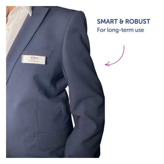 Bildet viser en nærbilde av en person i en mørk dress med et navneskilt som lyder 'Paul Meyer'. Skiltet er merket med 'Avery' og ledsages av en tekst som sier 'SMART & ROBUST For long-term use'.