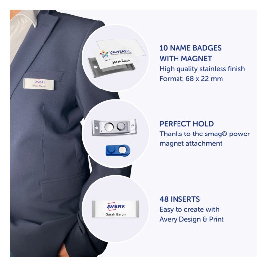 Bildet viser en person som har på seg en blazer med en navnelapp festet. Det er visuelle elementer som fremhever 10 navnelapper med magnet, en kraftig magnetfesting for å sikre navnelappene, og 48 innsatser for å designe og skrive ut tilpassede navnelapper.