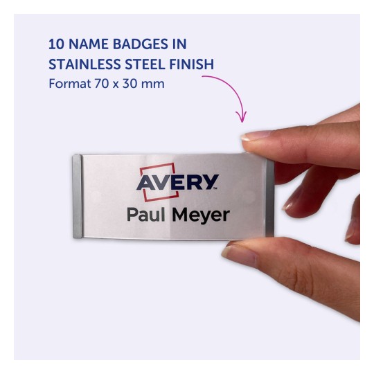 Bildet viser en hånd som holder et navneskilt i rustfritt stål. Skiltet har navnet 'Paul Meyer' og logoen til 'Avery'. Det indikerer at produktet inneholder 10 navneskilt med dimensjonene 70 x 30 mm.