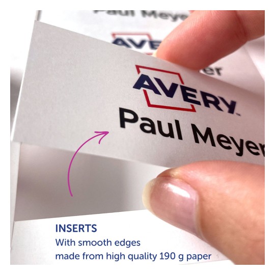 Bildet viser en hånd som holder et hvitt kort med navnet 'Paul Meyer' trykt i fet skrift. Det følger med 'Avery'-logoen over navnet. Under kortet er det tekst som indikerer at det er en innsats med glatte kanter, laget av høykvalitets 190 g papir.