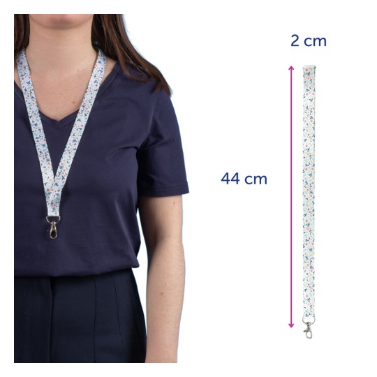 Bildet viser en person som har et nøkkelbånd med blomsterdesign rundt halsen. Nøkkelbåndet er 44 cm langt og 2 cm bredt, designet for å holde gjenstander som nøkler eller ID-kort.