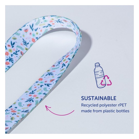 Bildet har et fargerikt bånd med blomstermønstre laget av bærekraftig resirkulert polyester (rPET), sammen med en grafikk som viser at det stammer fra plastflasker.