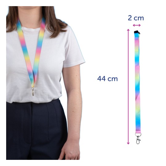Bildet viser en person som har på seg en fargerik nøkkelbånd med en klips. Nøkkelbåndet har et gradientdesign i pastellfarger, måler 44 cm i lengde og 2 cm i bredde.