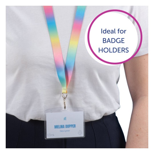 Bildet viser en person som har på seg en fargerik lanyard med et skilt der det står 'Melina Dopper, Designer.' Lanyarden går fra rosa til gul til blå, og det er en snakkeboble der det står 'Ideell for SKILTHOLDERE.'