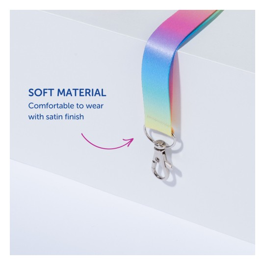 Bildet viser en fargerik nøkkelbånd med en satin finish og en sølvklemme. Det fremhever det myke materialet og komforten i nøkkelbåndets design, ledsaget av beskrivende tekst som understreker disse egenskapene.